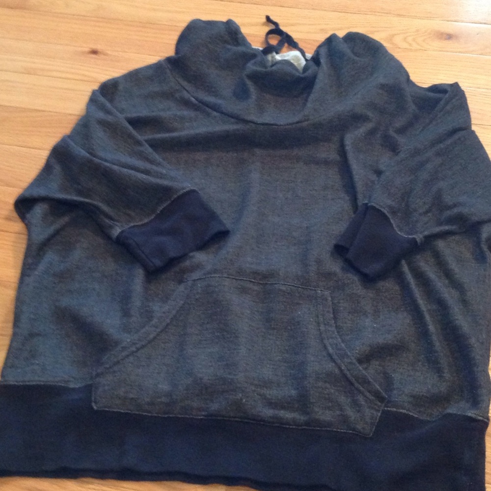 Half sleeve sweatshirt